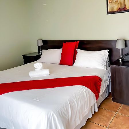 Oasis Of Life Guest House Witbank Ngoại thất bức ảnh